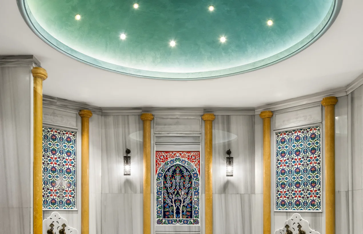 Altın sütunlar ve İznik panoları arasında hamam